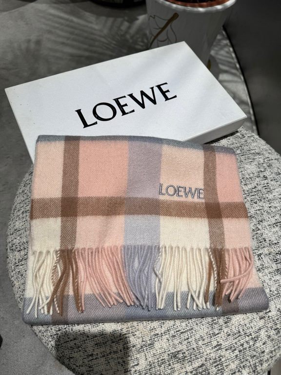 Loewe [Men's and Women's Scarves] Rage to keep for yourself, a rare high-end men's style! Family benefits! Burberry very positive men's scarf ~ fabric big love, very soft and delicate comfortable, light water ripple! Atm