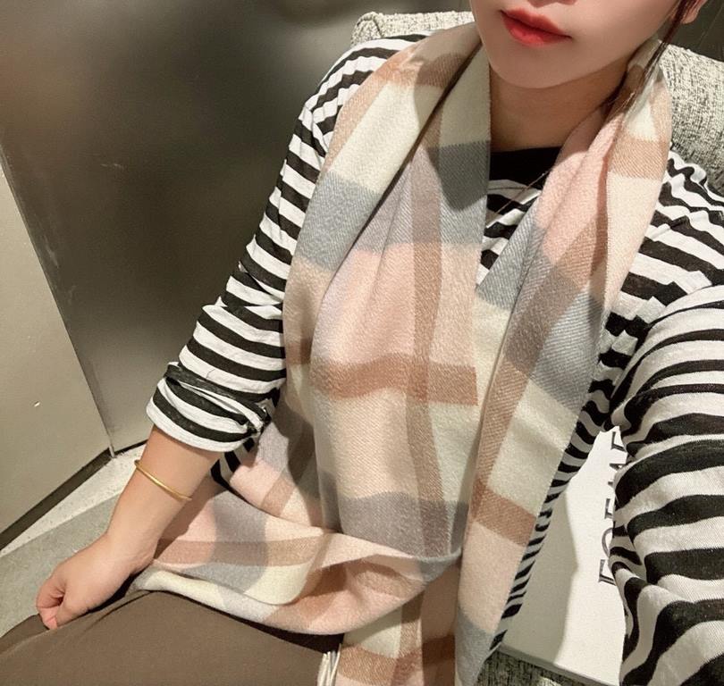 Loewe [Men's and Women's Scarves] Rage to keep for yourself, a rare high-end men's style! Family benefits! Burberry very positive men's scarf ~ fabric big love, very soft and delicate comfortable, light water ripple! Atm