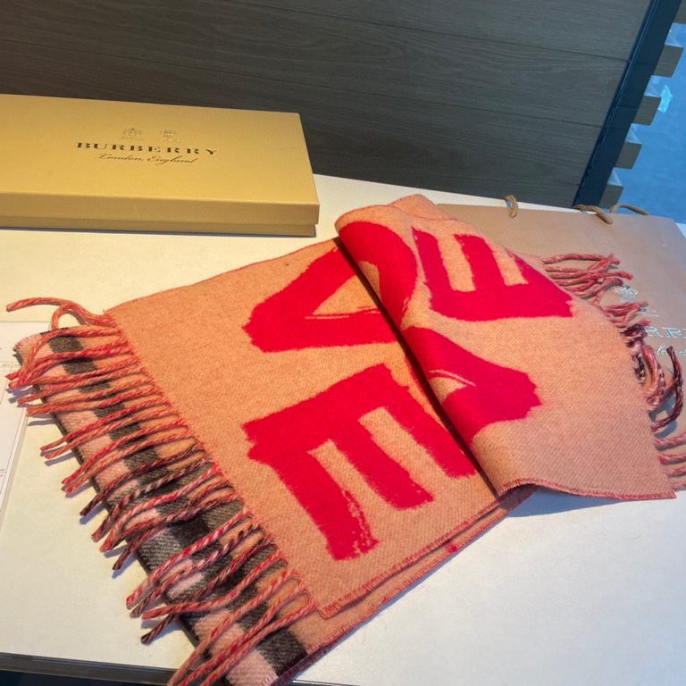 Burberry - Burberry's latest models of reversible scarves   one side of the plain LOVE, one side of the classic plaid   very stylish design! 180  30cm, is a charming embodiment of elegant art! Scarf style men and women u