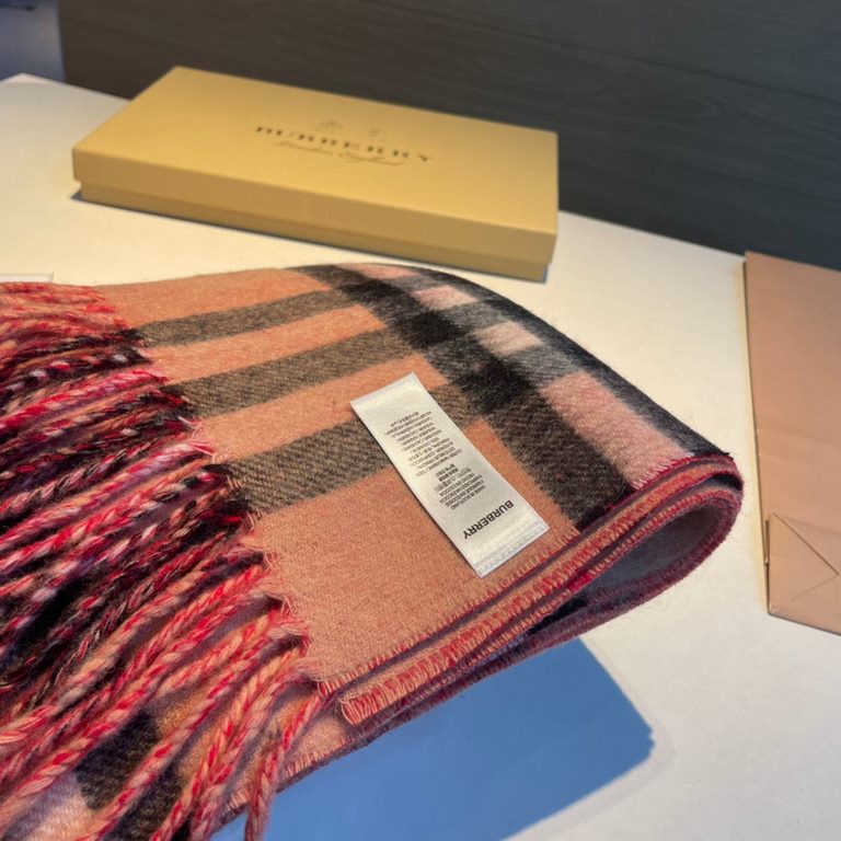 Burberry - Burberry's latest models of reversible scarves   one side of the plain LOVE, one side of the classic plaid   very stylish design! 180  30cm, is a charming embodiment of elegant art! Scarf style men and women u