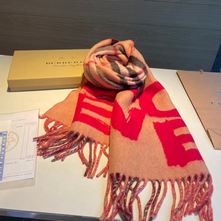 Burberry - Burberry's latest models of reversible scarves   one side of the plain LOVE, one side of the classic plaid   very stylish design! 180  30cm, is a charming embodiment of elegant art! Scarf style men and women u