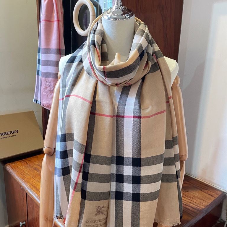 Burberry Burberry classic counter models, counter synchronization cashmere plaid square scarf spot seconds closet essential classic models VIP recommended!!!! Early fall classic barber cashmere barber square scarf Soft t