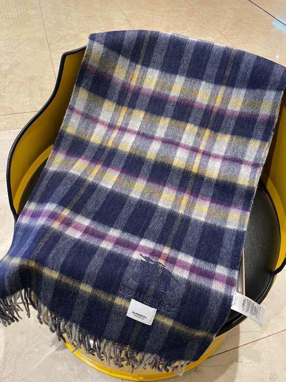 . Burberry original single counter small shawl, the domestic counter has not been put on sale    100% top cashmere material   very warm   soft skin-friendly, do not tie the neck   classic Burberry plaid reversible design