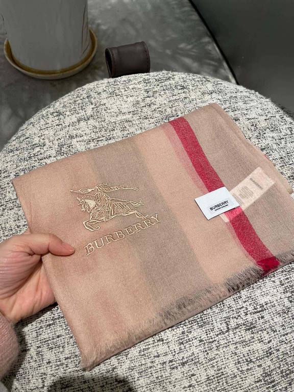 Burberry formal series goods exclusively for flagship store vip      top Scotland imported cashmere   incomparable noble elegance Intellectual style   simple atmospheric design   absolute Not fancy style Ring velvet prod