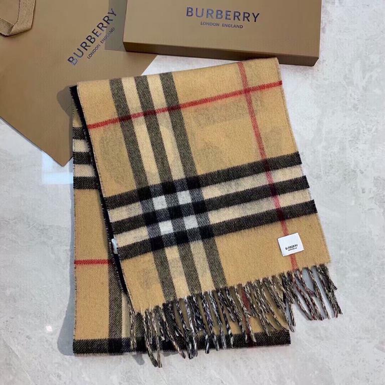 Burberry - Burberry's latest models of reversible scarves   one side of the plain LOVE, one side of the classic plaid   very stylish design! 180  30cm, is a charming embodiment of elegant art! Scarf style men and women u