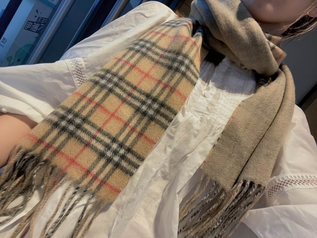 B Family. Double-sided cashmere scarf] BURBERRY! The latest hot scarf of the year! Top quality [high-end digital airbrush] 180  30cm, double-sided scarf available on both sides of a equal to two Oh ～ each side is very go