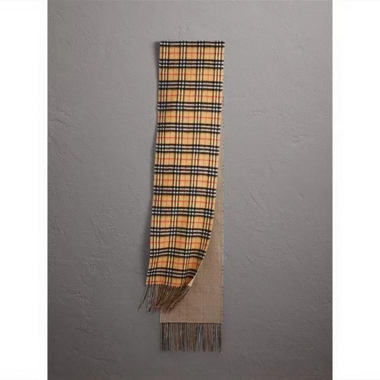 B Family. Double-sided cashmere scarf] BURBERRY! The latest hot scarf of the year! Top quality [high-end digital airbrush] 180  30cm, double-sided scarf available on both sides of a equal to two Oh ～ each side is very go