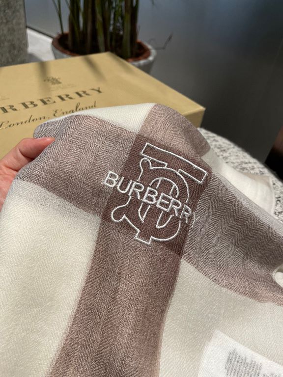 Highly recommended!!! Premium cozy chic vibe, take it if you believe me! This soft scarf from Burberry that touches the heart, inimitable color and temperament!!!! Scarf light and shadow will also have a very beautiful s