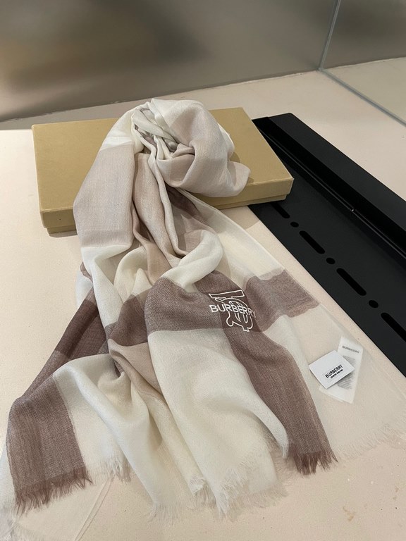 Highly recommended!!! Premium cozy chic vibe, take it if you believe me! This soft scarf from Burberry that touches the heart, inimitable color and temperament!!!! Scarf light and shadow will also have a very beautiful s