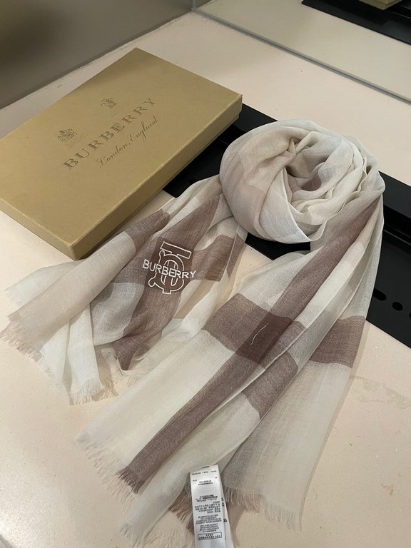 Highly recommended!!! Premium cozy chic vibe, take it if you believe me! This soft scarf from Burberry that touches the heart, inimitable color and temperament!!!! Scarf light and shadow will also have a very beautiful s