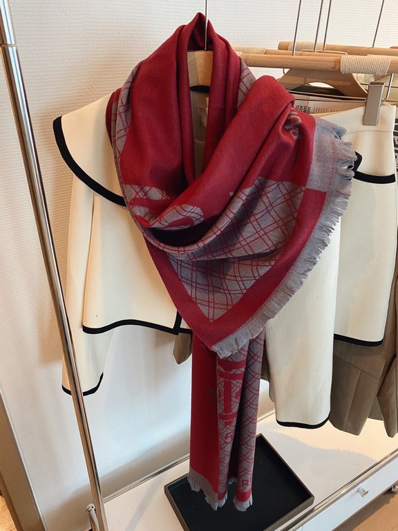 Burberry women's scarf, the style is very feminine, is a classic and generous  The fabric used is a guest lamb's wool, delicate softness are very good, very beautiful. The upper body effect is unbeatable good-looking  at