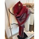 Burberry women's scarf, the style is very feminine, is a classic and generous  The fabric used is a guest lamb's wool, delicate softness are very good, very beautiful. The upper body effect is unbeatable good-looking  at