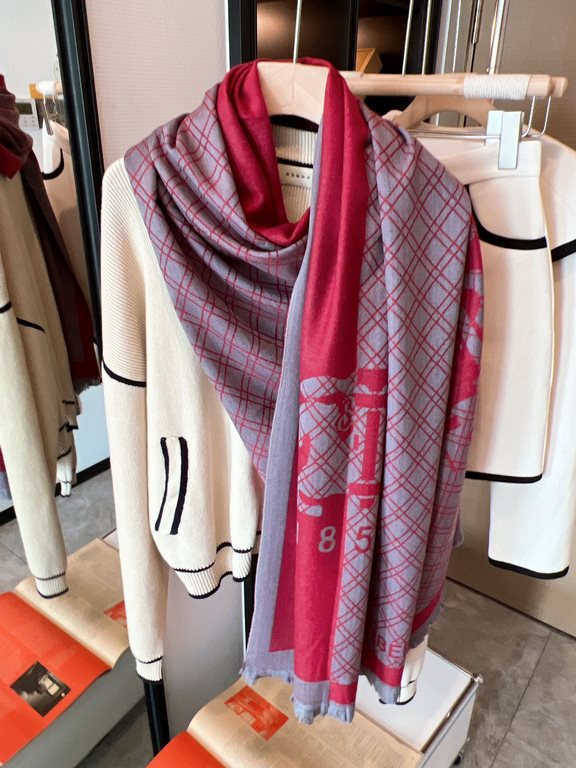 Burberry women's scarf, the style is very feminine, is a classic and generous  The fabric used is a guest lamb's wool, delicate softness are very good, very beautiful. The upper body effect is unbeatable good-looking  at