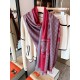 Burberry women's scarf, the style is very feminine, is a classic and generous  The fabric used is a guest lamb's wool, delicate softness are very good, very beautiful. The upper body effect is unbeatable good-looking  at