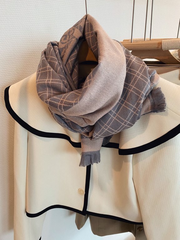 Burberry women's scarf, the style is very feminine, is a classic and generous  The fabric used is a guest lamb's wool, delicate softness are very good, very beautiful. The upper body effect is unbeatable good-looking  at