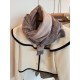 Burberry women's scarf, the style is very feminine, is a classic and generous  The fabric used is a guest lamb's wool, delicate softness are very good, very beautiful. The upper body effect is unbeatable good-looking  at