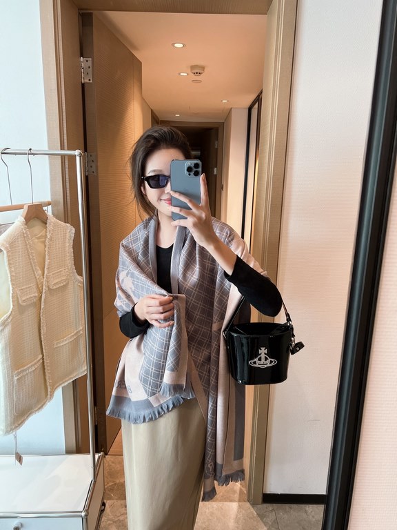 Burberry women's scarf, the style is very feminine, is a classic and generous  The fabric used is a guest lamb's wool, delicate softness are very good, very beautiful. The upper body effect is unbeatable good-looking  at