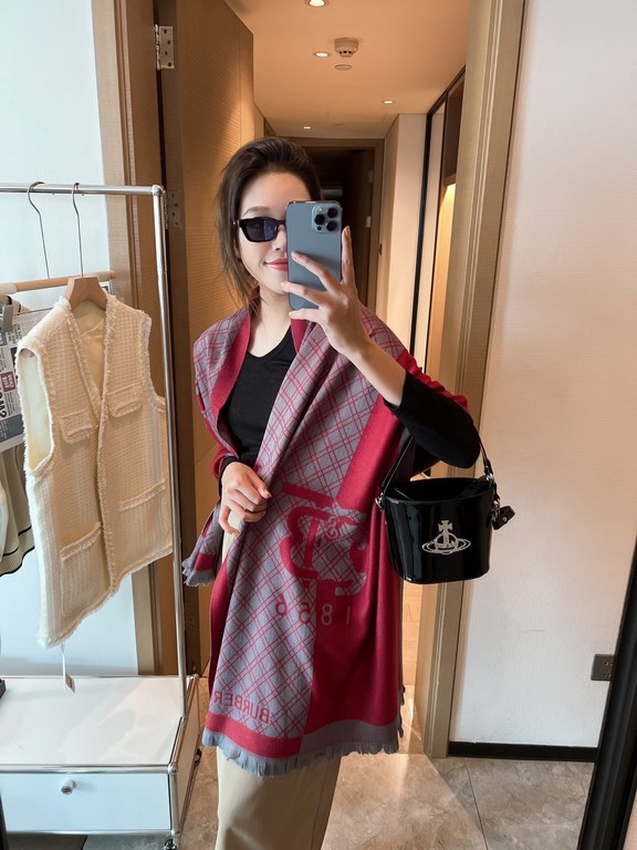 Burberry women's scarf, the style is very feminine, is a classic and generous  The fabric used is a guest lamb's wool, delicate softness are very good, very beautiful. The upper body effect is unbeatable good-looking  at