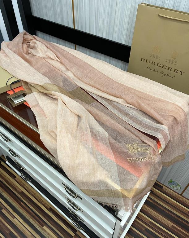 New Burberry   heavy recommended   too beautiful   hot N years of plaid, everyone likes   when the hipsters have several Ba family scarves in the closet,   change a scarf is enough to make you have a refreshing feeling. 