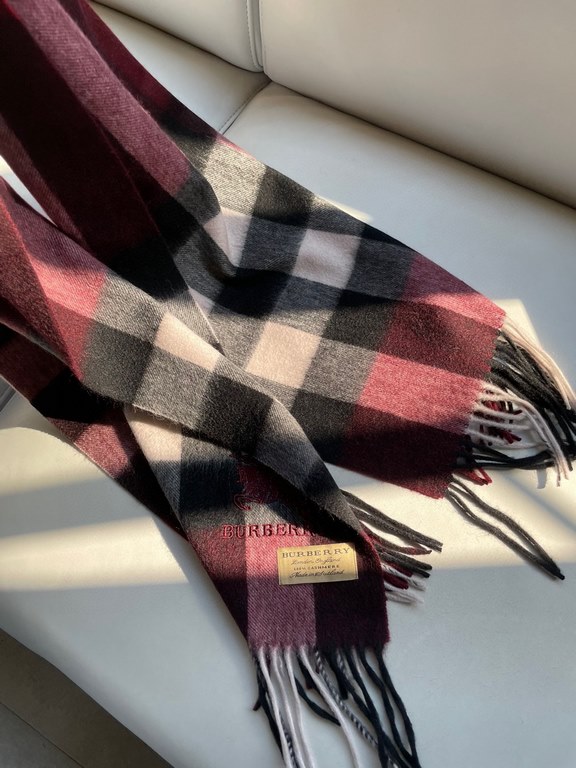 Price  Barberry classic plaid pop models   never out of fashion 100% top extreme lambswool material   very warm   soft skin-friendly, not tied neck   classic Barberry plaid design   unisex couples models     size 32  192