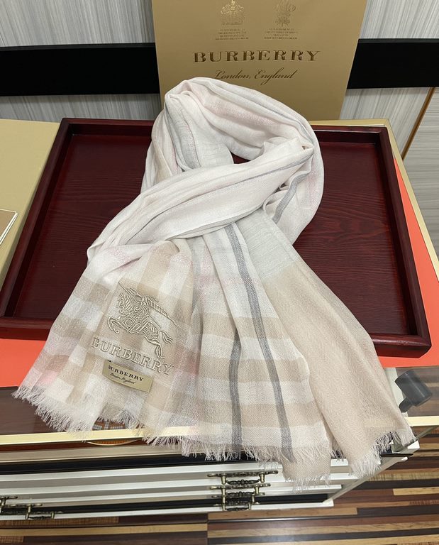 explosive models   Burberry gold silk cashmere   heavy recommended   too beautiful   hot N years of plaid, everyone likes   when the tide of people have several Bajaja scarves in the closet,   a change of scarves will be