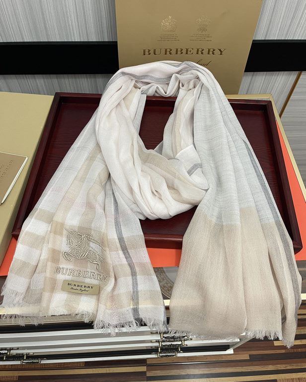 explosive models   Burberry gold silk cashmere   heavy recommended   too beautiful   hot N years of plaid, everyone likes   when the tide of people have several Bajaja scarves in the closet,   a change of scarves will be