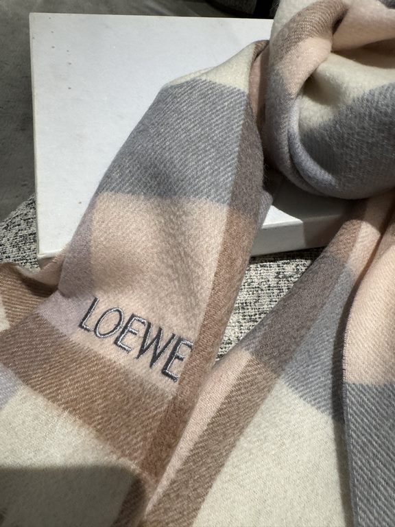 Loewe [Men's and Women's Scarves] Rage to keep for yourself, a rare high-end men's style! Family benefits! Burberry very positive men's scarf ~ fabric big love, very soft and delicate comfortable, light water ripple! Atm