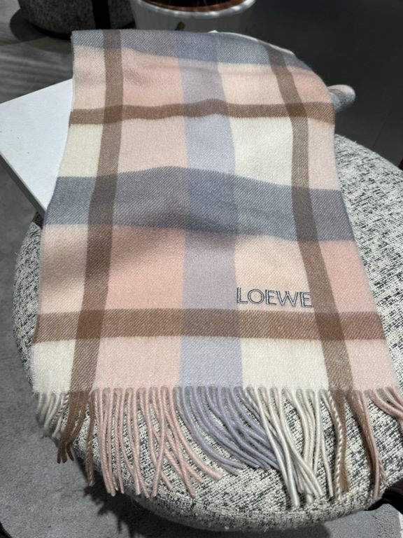 Loewe [Men's and Women's Scarves] Rage to keep for yourself, a rare high-end men's style! Family benefits! Burberry very positive men's scarf ~ fabric big love, very soft and delicate comfortable, light water ripple! Atm