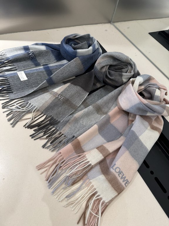 Loewe [Men's and Women's Scarves] Rage to keep for yourself, a rare high-end men's style! Family benefits! Burberry very positive men's scarf ~ fabric big love, very soft and delicate comfortable, light water ripple! Atm