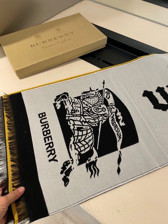 The latest Burberry   cattle full of TB series of limited models   double-sided jacquard scarf small shawl, men and women with the same models, low-key and not flashy, the real high-end boutique   production from the Sco