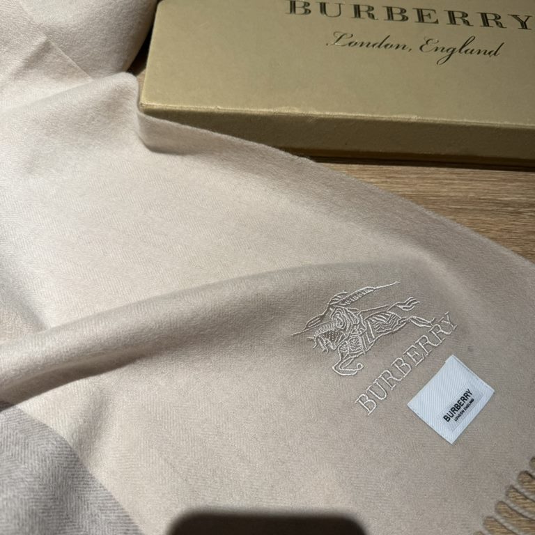 Barberry [Men's and Women's Scarves] Rage to keep for yourself, a rare high-end men's model! Family benefits! Burberry very positive men's scarf ~ fabric big love, very soft and delicate comfortable, light water ripple! 