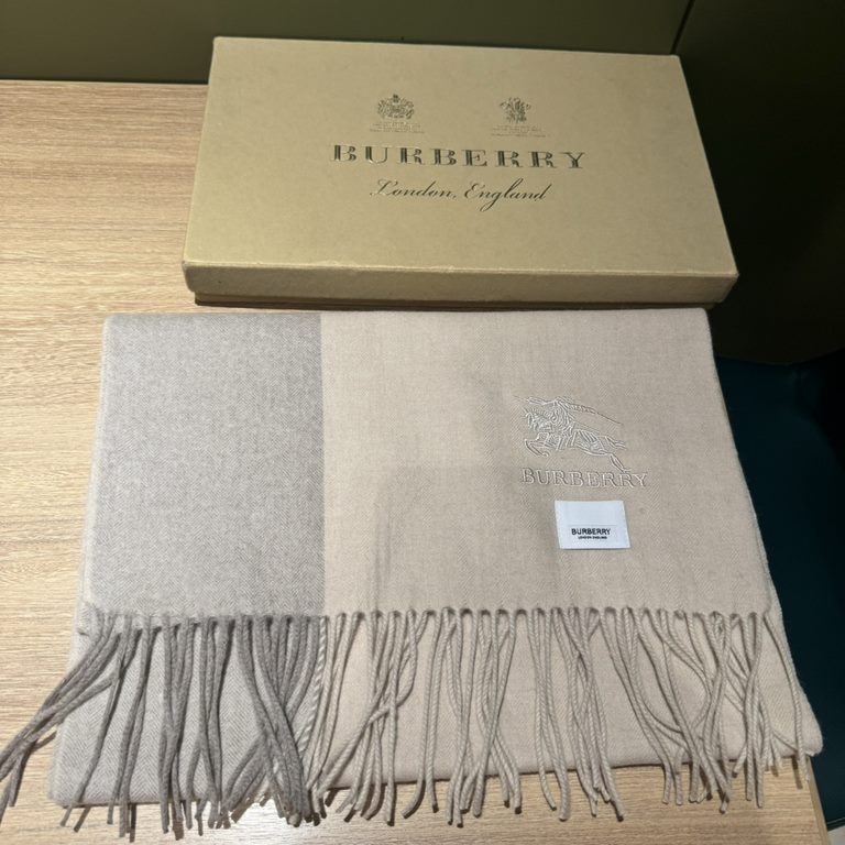 Barberry [Men's and Women's Scarves] Rage to keep for yourself, a rare high-end men's model! Family benefits! Burberry very positive men's scarf ~ fabric big love, very soft and delicate comfortable, light water ripple! 