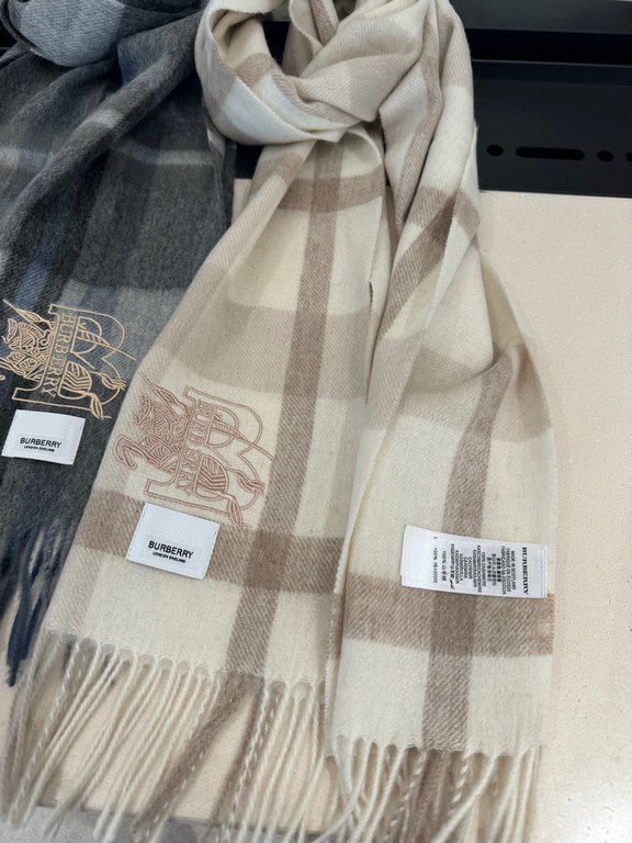 Barberry [Men's and Women's Scarves] Rage to keep for yourself, a rare high-end men's model! Family benefits! Burberry very positive men's scarf ~ fabric big love, very soft and delicate comfortable, light water ripple! 