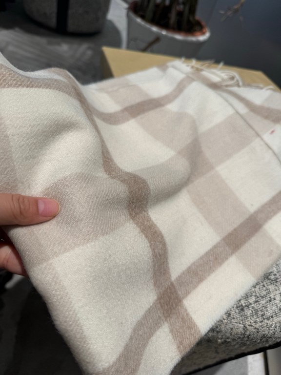 Barberry [Men's and Women's Scarves] Rage to keep for yourself, a rare high-end men's model! Family benefits! Burberry very positive men's scarf ~ fabric big love, very soft and delicate comfortable, light water ripple! 