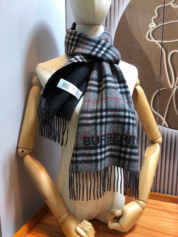 Burberry Burberry - Reversible Dual Purpose Checked Cashmere Scarf  2023 The newest model of the pop-up, cozy scarf, made of soft cashmere fabric, produced in a traditional Scottish workshop with a long history of 200 ye