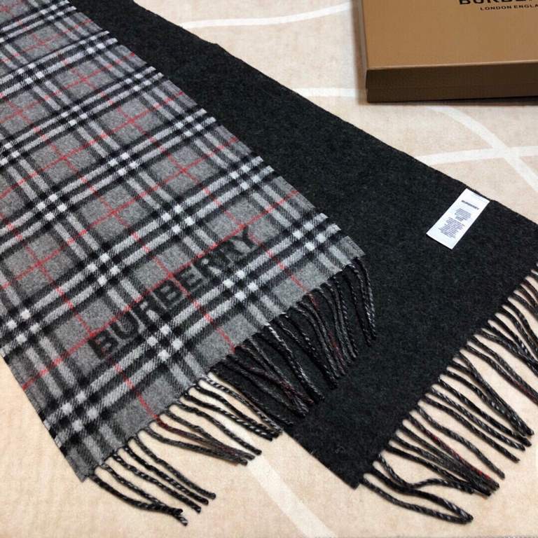 Burberry Burberry - Reversible Dual Purpose Checked Cashmere Scarf  2023 The newest model of the pop-up, cozy scarf, made of soft cashmere fabric, produced in a traditional Scottish workshop with a long history of 200 ye