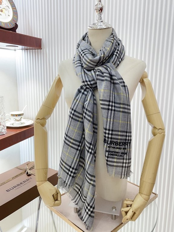 Invincible flash, full sense of detail  Burbery classic Bagge still leads the fashion trend. You've seen a lot of plaid scarves! But this one is definitely soulful. I have been mesmerized by the fabric texture and radian