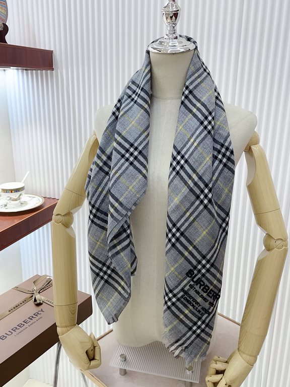 Invincible flash, full sense of detail  Burbery classic Bagge still leads the fashion trend. You've seen a lot of plaid scarves! But this one is definitely soulful. I have been mesmerized by the fabric texture and radian