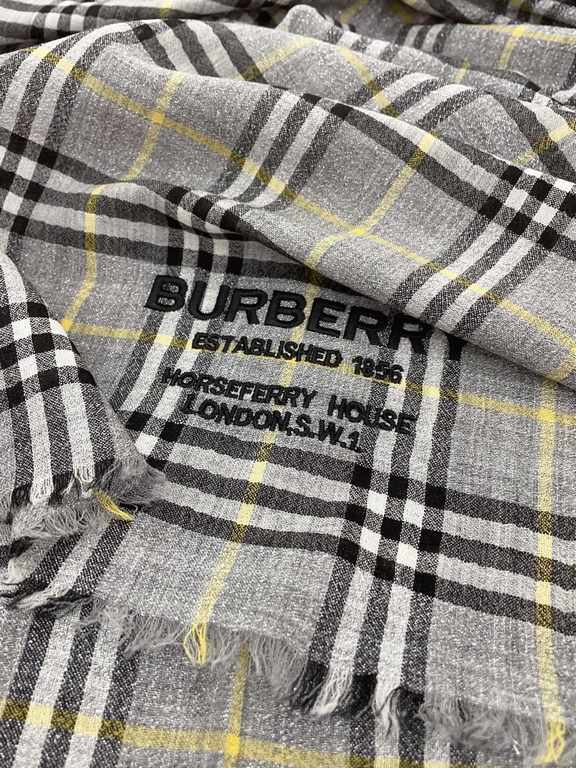 Invincible flash, full sense of detail  Burbery classic Bagge still leads the fashion trend. You've seen a lot of plaid scarves! But this one is definitely soulful. I have been mesmerized by the fabric texture and radian