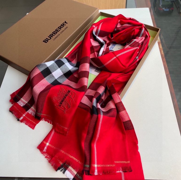 Heavyweight recommended   [top foreign single]   fire N years of the classic grid, when the trend of people have several Burberry scarves in the closet, a small scarf its role can not be underestimated, it is absolutely 