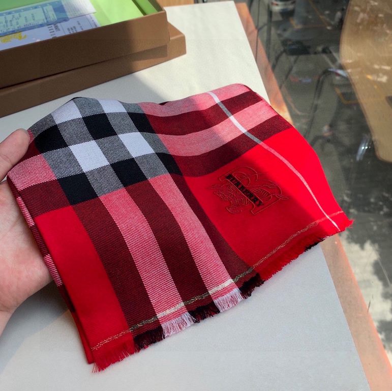 Heavyweight recommended   [top foreign single]   fire N years of the classic grid, when the trend of people have several Burberry scarves in the closet, a small scarf its role can not be underestimated, it is absolutely 