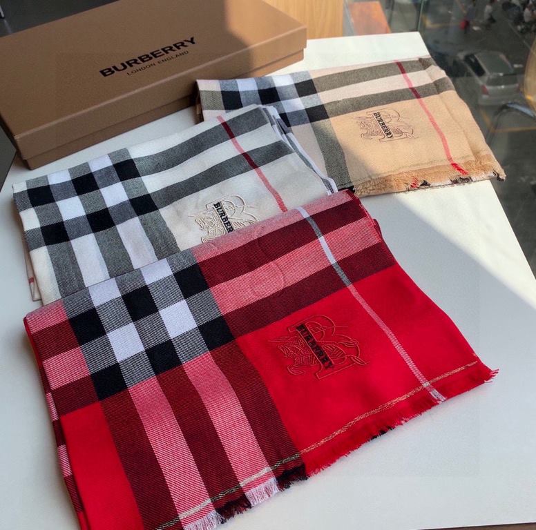 Heavyweight recommended   [top foreign single]   fire N years of the classic grid, when the trend of people have several Burberry scarves in the closet, a small scarf its role can not be underestimated, it is absolutely 