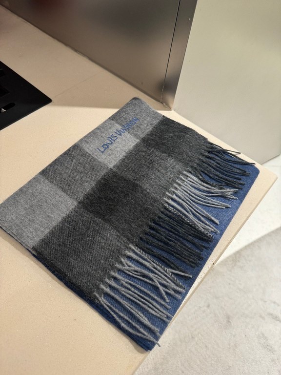 L V [Men's and Women's Scarves] Rage to keep it for yourself, a rare high-end men's style! Family benefits! Burberry very positive men's scarf ~ fabric big love, very soft and delicate comfortable, light water ripple! At