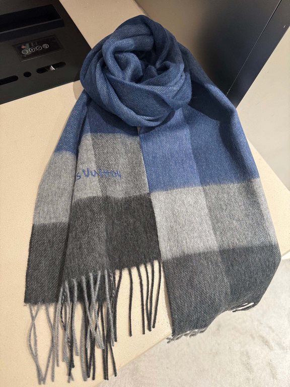 L V [Men's and Women's Scarves] Rage to keep it for yourself, a rare high-end men's style! Family benefits! Burberry very positive men's scarf ~ fabric big love, very soft and delicate comfortable, light water ripple! At