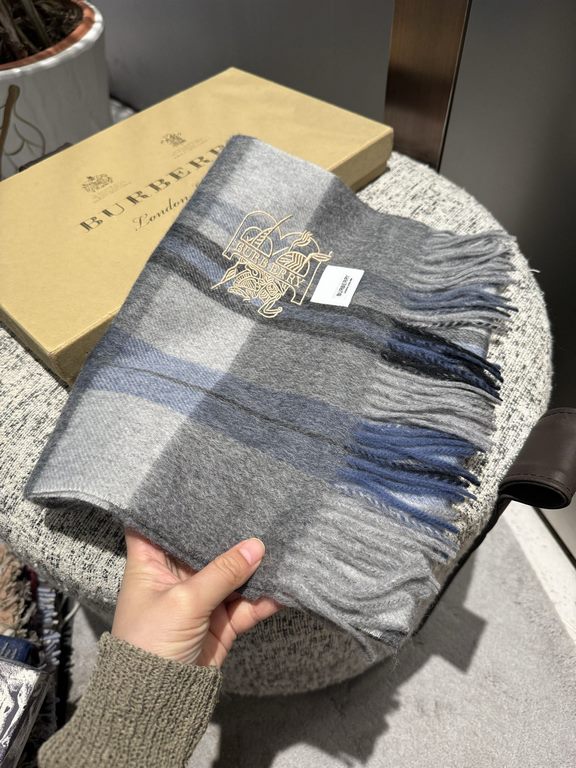 Barberry [Men's and Women's Scarves] Rage to keep for yourself, a rare high-end men's model! Family benefits! Burberry very positive men's scarf ~ fabric big love, very soft and delicate comfortable, light water ripple! 