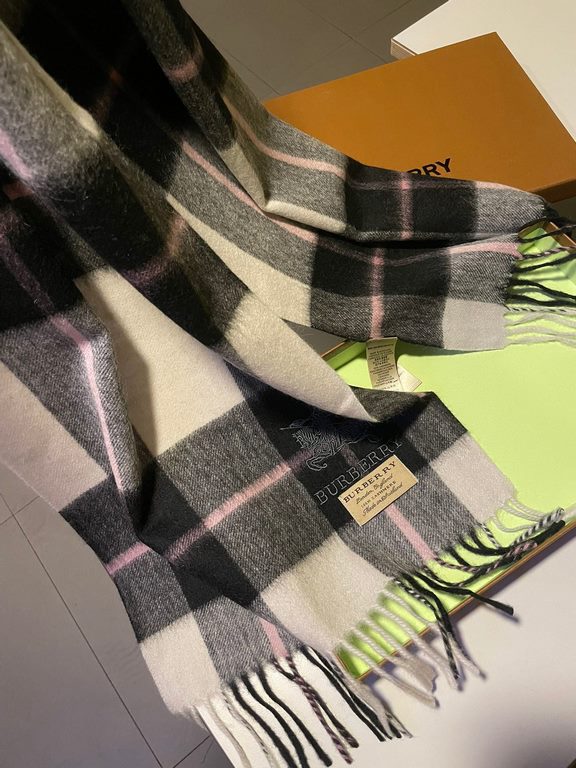 Burberry men's and women's scarves, the style is very masculine, is classic and generous  The fabric used is a guest lamb's wool, delicate softness are very good, very beautiful. The upper body effect is unbeatable good-