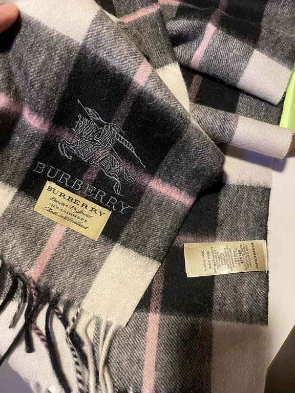 Burberry men's and women's scarves, the style is very masculine, is classic and generous  The fabric used is a guest lamb's wool, delicate softness are very good, very beautiful. The upper body effect is unbeatable good-