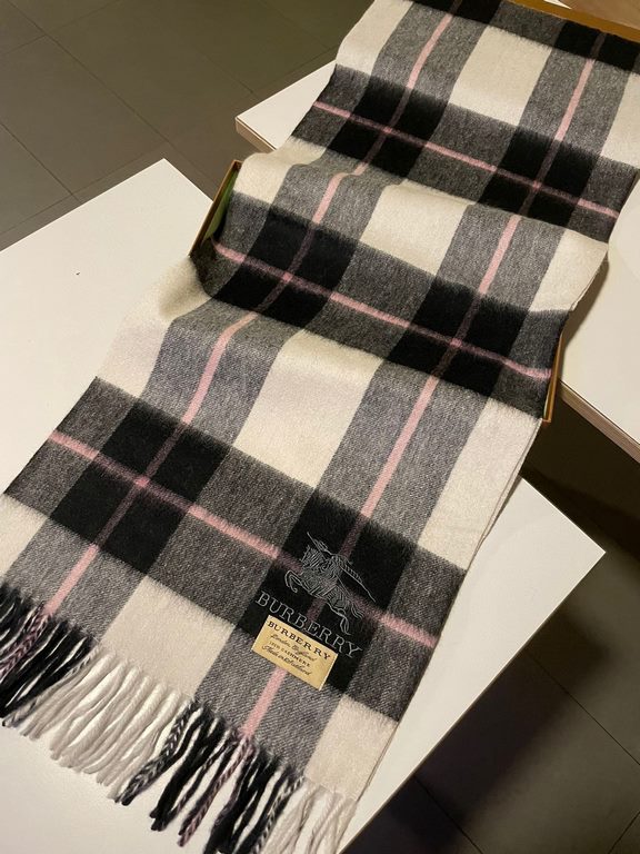 Burberry men's and women's scarves, the style is very masculine, is classic and generous  The fabric used is a guest lamb's wool, delicate softness are very good, very beautiful. The upper body effect is unbeatable good-