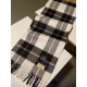 Burberry men's and women's scarves, the style is very masculine, is classic and generous  The fabric used is a guest lamb's wool, delicate softness are very good, very beautiful. The upper body effect is unbeatable good-