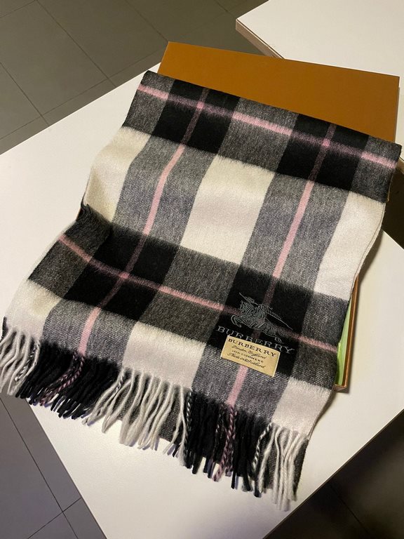 Burberry men's and women's scarves, the style is very masculine, is classic and generous  The fabric used is a guest lamb's wool, delicate softness are very good, very beautiful. The upper body effect is unbeatable good-